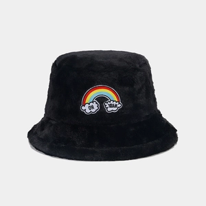 Détail d'un chapeau bob en peluche noire avec broderie arc-en-ciel et texte OH YEAH