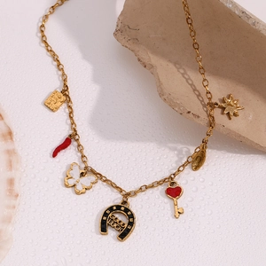 Detalle del collar bañado en oro de 18K con colgantes de herradura mariposa y corazón