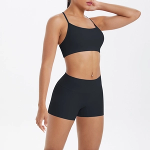 Détail de l'ensemble brassière de sport et short taille haute noir sur mannequin fitness