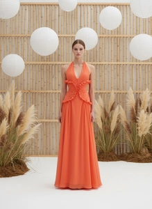 Dettaglio delle balze a strati e della trama in chiffon plissettato di questo abito corallo