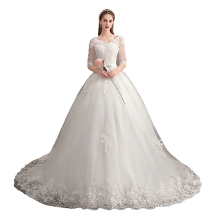 Abito da sposa a trapezio in pizzo bianco con scollo a V, maniche lunghe e strascico