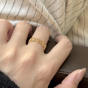 Minimalist S925 sterling silver hollow flower ring with elegant gold quatrefoil design