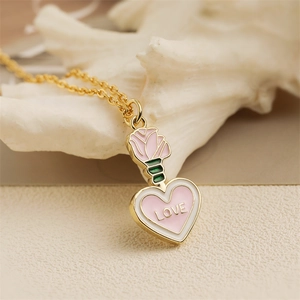 Collier rose tulipe doré avec émail rose et gravure Love sur un décor de coquillage