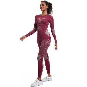 Détail de l'ensemble de yoga sans couture bordeaux montrant les textures de tricot