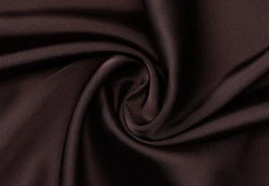 Détail du tissu froncé marron foncé montrant la texture douce et le matériau en maille