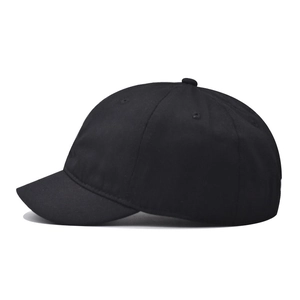 Vue latérale d'une casquette noire à bord court en coton avec structure à six panneaux