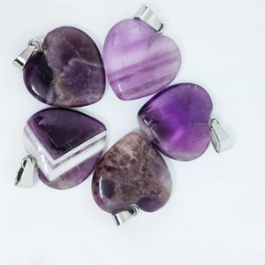 Set aus fünf herzförmigen Amethyst-Anhängern mit silbernen Metallschlaufen auf weißem Grund