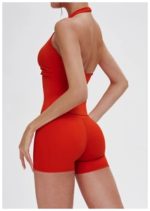 Dettaglio della tutina da yoga rossa con scollo all'americana e pantaloncini aderenti