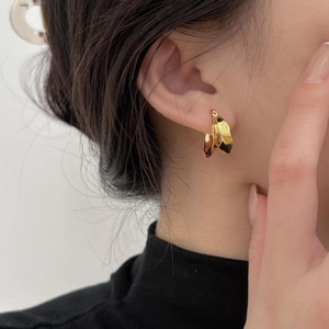 Minimalist 925 sterling silver U-shaped gold earrings shown on model with black outfit