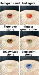 Griglia dettagliata di perle di agata in cristallo naturale su basi in legno con occhio di tigre