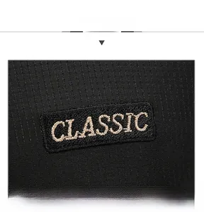 Dettaglio del tessuto ripstop nero e patch ricamata CLASSIC su cappello da uomo