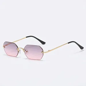 Gafas de sol octogonales sin montura con lentes degradadas y varillas de metal dorado