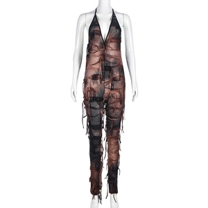 Detail eines Mesh-Jumpsuits mit Neckholder-Ausschnitt und Fransen-Design im Distressed-Look