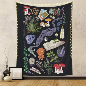 Detail eines böhmischen Wandteppichs mit Sonnentarotkarten, Pilzen und mystischen Kräutern