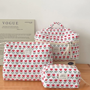 Borsa Trucco In Cotone Trapuntato Con Stampa Floreale Di Tulipani Rossi Organizzatore Da Viaggio Portatile Per Donne
