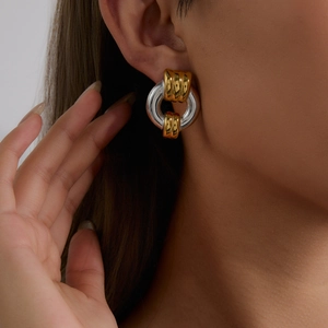 Boucles d'oreilles bicolores en acier inoxydable avec texture filetée dorée