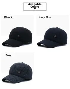 Dettaglio di cappelli da baseball in lana neri, blu navy e grigi con logo metallico R