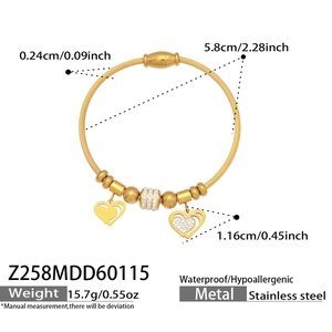 Detail eines Gold-Edelstahl-Kabelarmbands mit Magnetverschluss und Herzanhängern