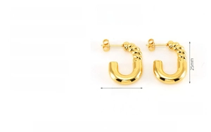 Dettagli macro di orecchini a cerchio in acciaio inossidabile placcato oro 18K con dimensioni