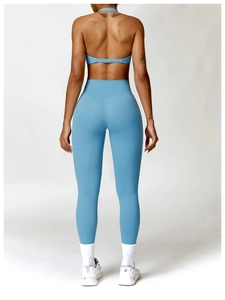Vue arrière du soutien-gorge de yoga bleu et legging taille haute avec détails au dos