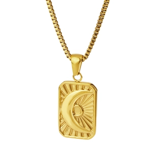 Collier doré avec pendentif rectangulaire soleil et lune sur une chaîne à mailles carrées
