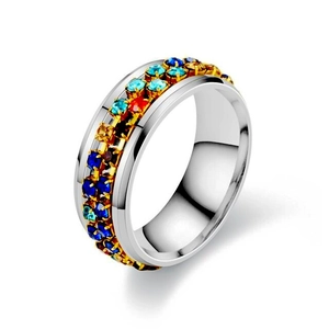 Gros plan détaillé de doubles rangées de strass colorés sur une bague rotative