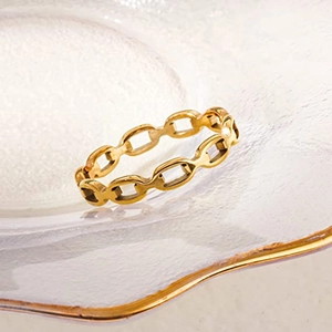 Μινιμαλιστικό δαχτυλίδι αλυσίδα 18k επίχρυσο για γυναίκες σε διακοσμητικό δίσκο