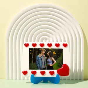 Rechthoekige fotolijst met 3D rode harten en blauwe standaard voor op bureau