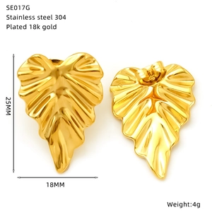 Detail view of gold leaf earrings with 25mm dimensions and SE017G model engraving
