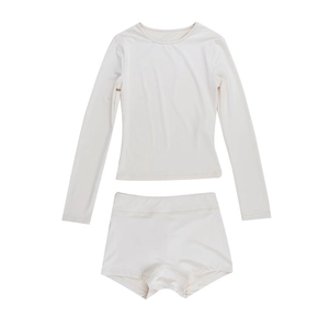 Vue détaillée d'un ensemble haut à manches longues et short de sport blanc crème