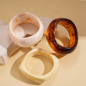 Three-piece set of resin bangles with marble textures and vintage geometric style