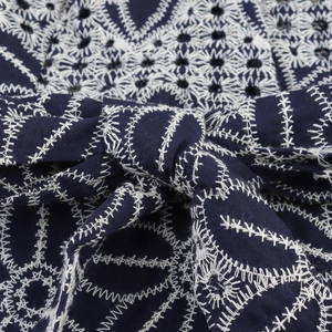 Elegantes marineblaues Maxikleid mit V-Ausschnitt, Ethno-Stickerei und Taillenbindung