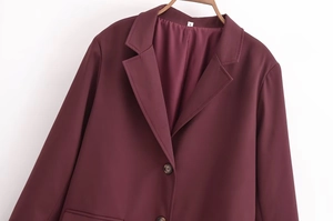 Détail du blazer rouge foncé avec col à revers élégant et boutons personnalisés