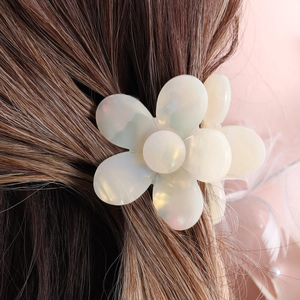 Elegant pearl white flower acetate hair claw clip for women's high ponytail hairstyles