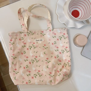 Detail der rosa Segeltuchtasche mit Blumen-Hasen-Print und Simple Wish Etikett