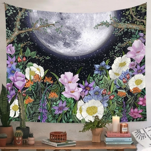 Détail de la tapisserie jardin lunaire montrant la lune réaliste et motifs floraux