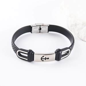 Vue détaillée du bracelet ancre en acier inoxydable avec sangle en caoutchouc noir