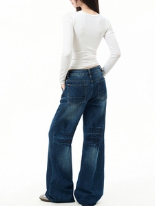 Top bianco attillato a maniche lunghe con jeans vintage a gamba larga da donna