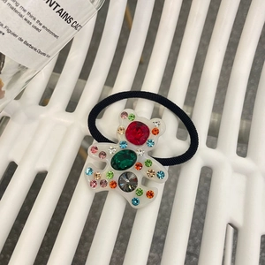 Élastique à cheveux ours chic avec cristaux colorés sur un pendentif ours en acrylique blanc