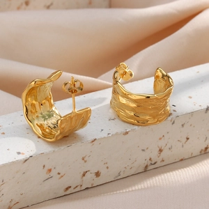 Orecchini a cerchio a C in acciaio inossidabile 18K con finitura martellata vintage