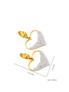 Makroaufnahme goldener hohler Herzohrringe mit weißen Diamanten und Maßen auf Weiß