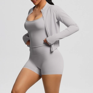 Detail eines grauen Yoga-Sets mit Jacke, Sport-BH und Shorts mit hoher Taille für Damen