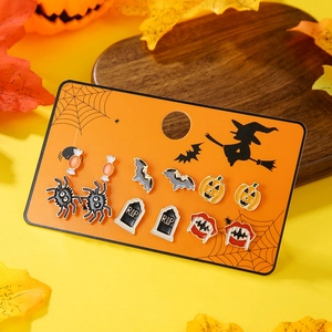 6er-Set Halloween-Ohrstecker mit Spinne, Kürbis und Fledermaus auf festlicher Karte