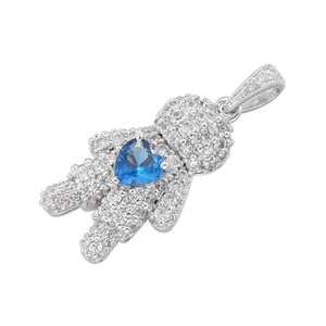 Dettaglio ravvicinato di un ciondolo in argento a forma umana con gemma a cuore blu