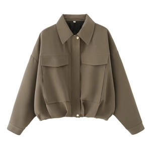 Giacca bomber corta da donna in marrone scuro con grandi tasche e colletto classico