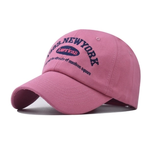Détail de la broderie bleue 1989 New York sur un tissu de casquette de baseball rose
