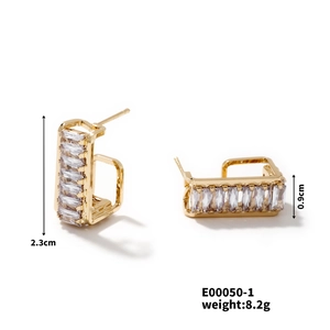 Vue détaillée montrant les dimensions des boucles d'oreilles dorées avec zircons