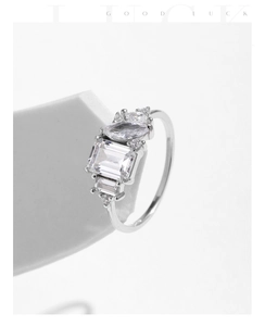Vue macro d'une bague en argent s925 sertie de zircons tailles émeraude et marquise