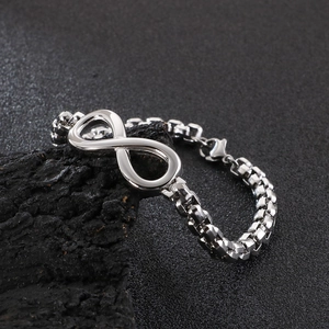 Silbernes Herren-Infinity-Kettenarmband im Industrial-Style auf dunklem Stein