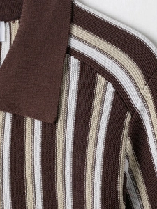 Detailansicht des gestreiften Strick-Poloshirt-Kragens und der hochwertigen Schulternähte